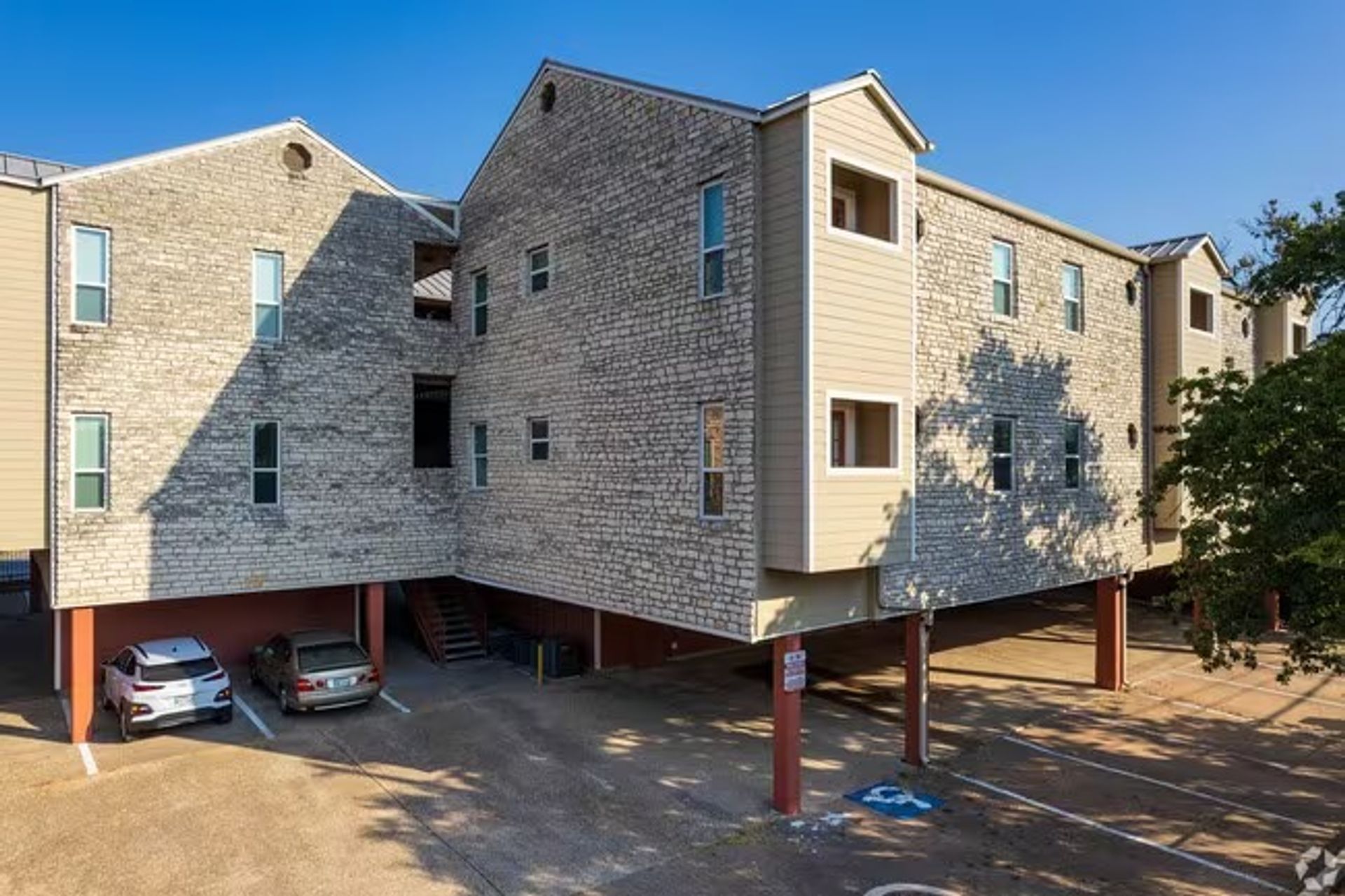 Stone Hill Apartments