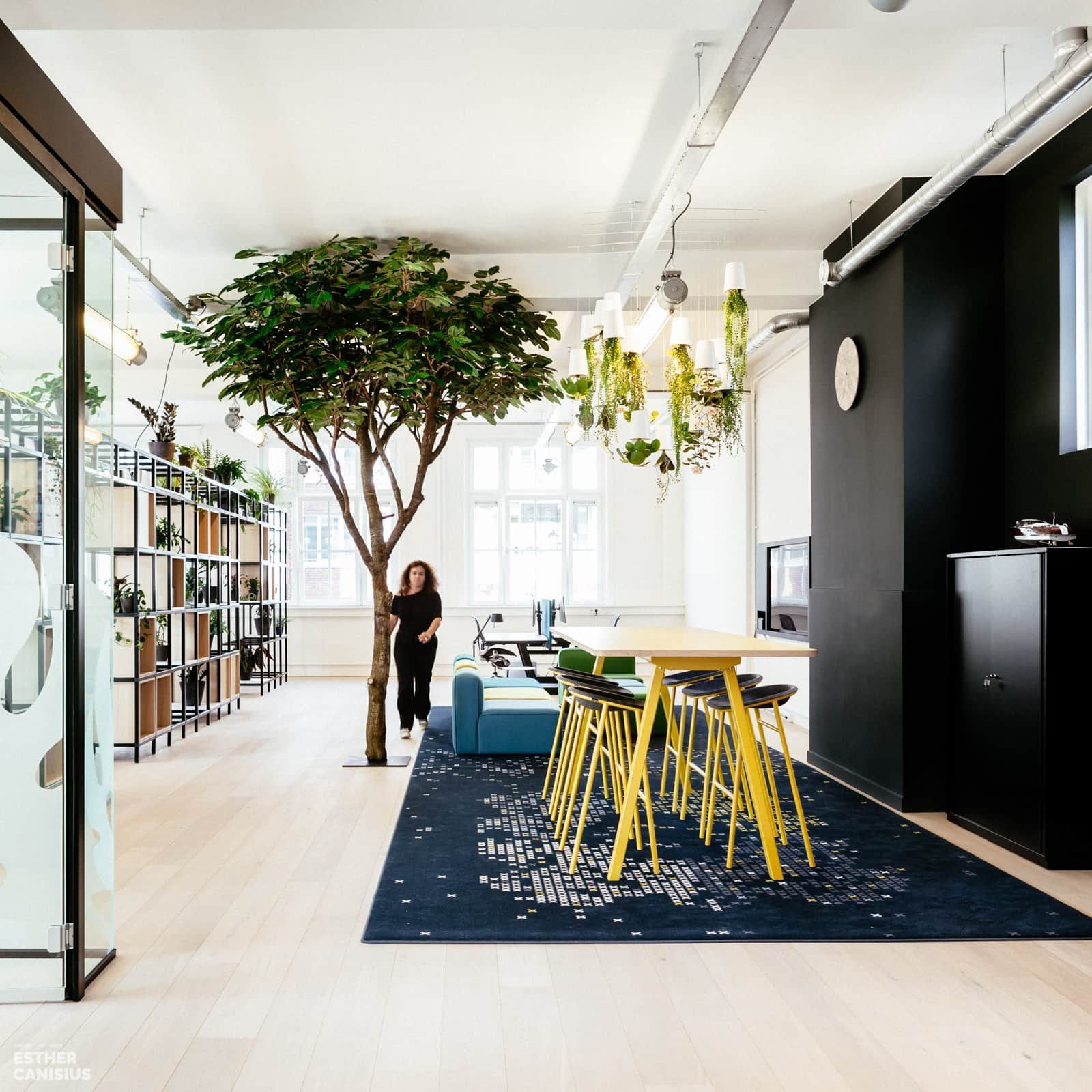 Office ontwerp in Breda door Esther Canisius met kunstboom centraal