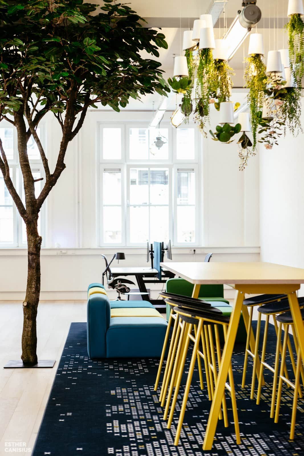 Office styling met kunstboom - interieurontwerp door Esther Canisius