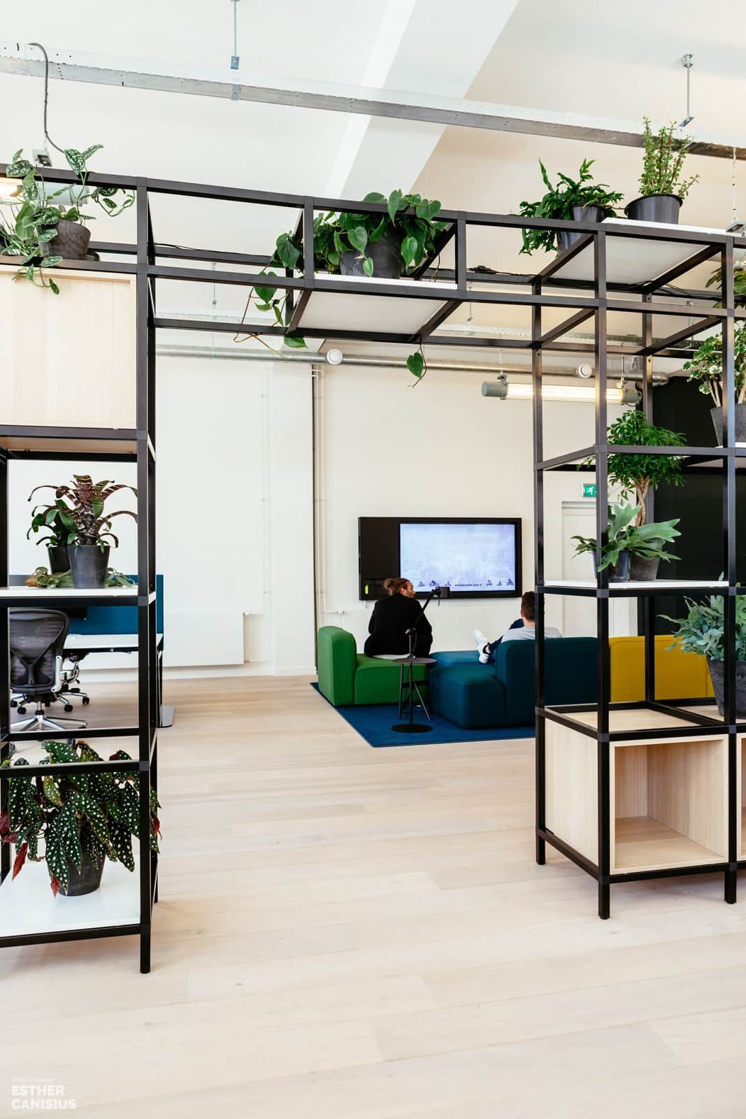 Roomdividers scheiden de kantoorruimte - interieurontwerp Esther Canisius