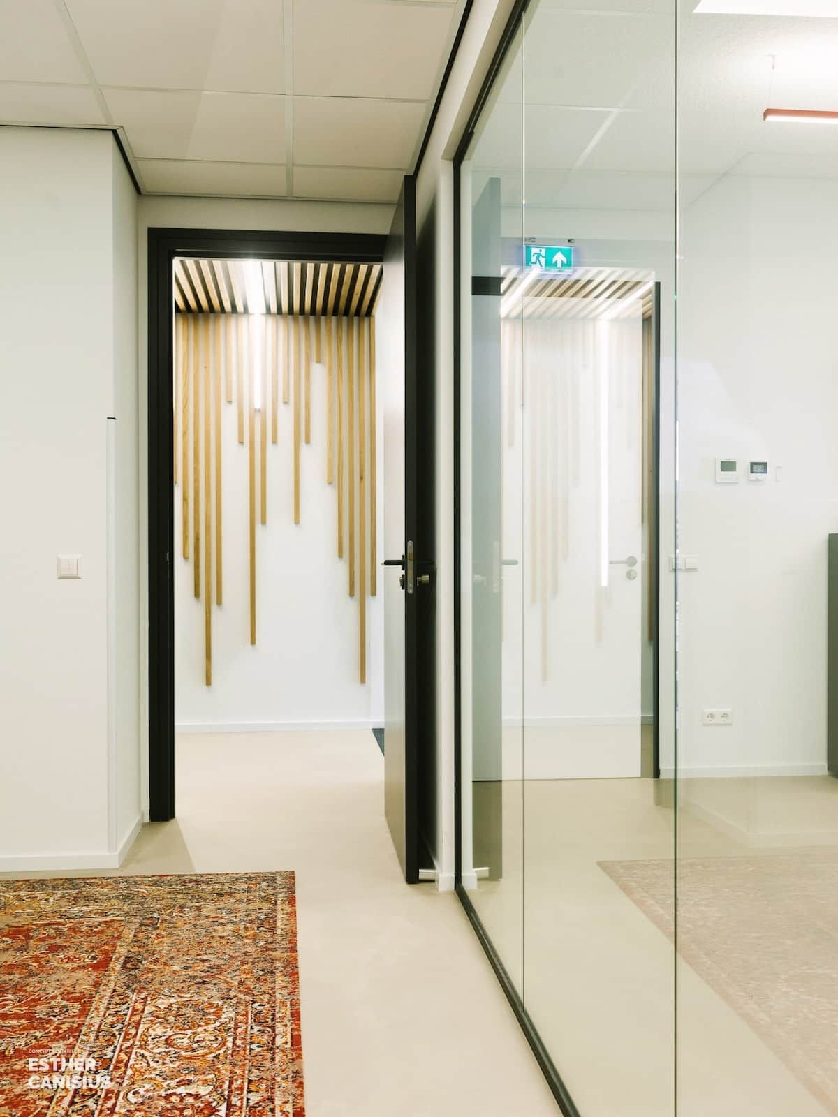 lattenwand met verlichting - office ontwerp interieur Zwijndrecht