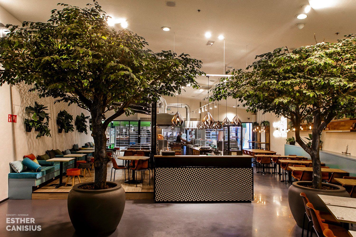 Kunstbomen in Turks restaurant - Esther canisius interieurontwerp