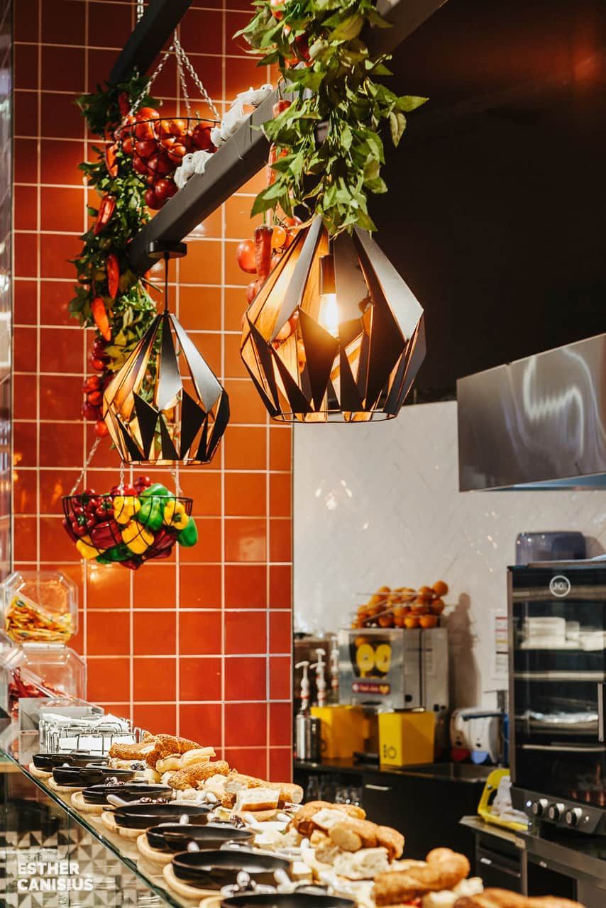 Hangende kruiden boven de keuken in Restaurant in Eindhoven