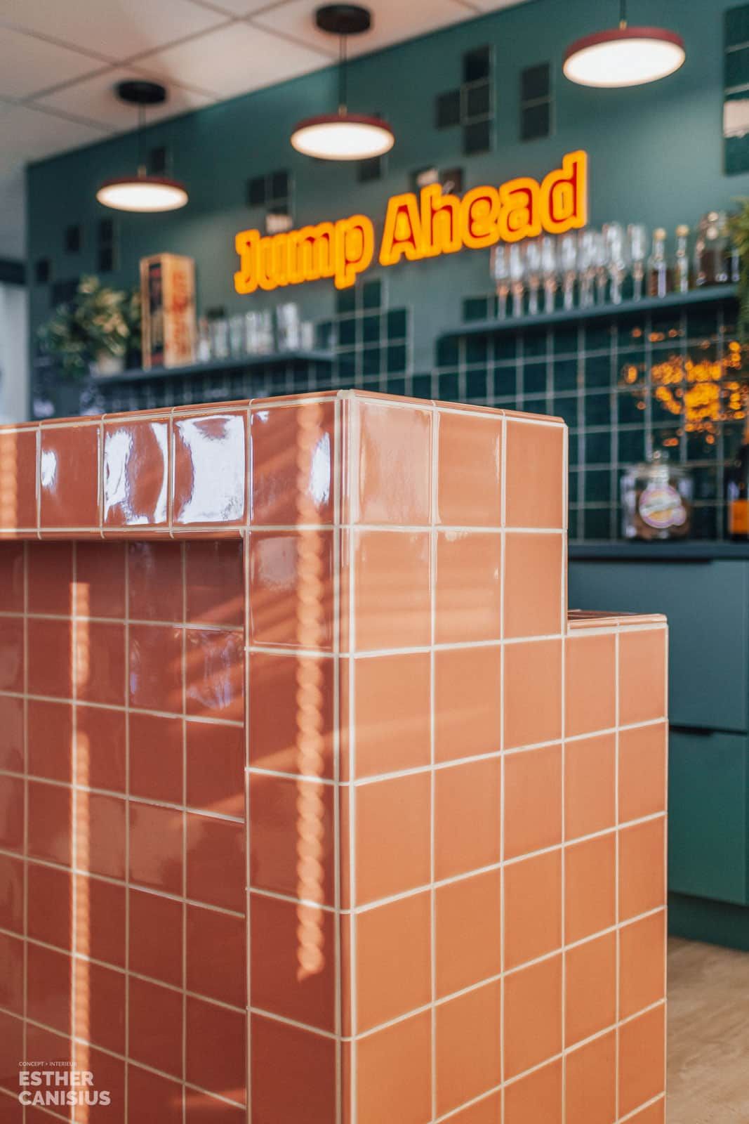 Details tegelwerk van de bar in het kantoor in Zwijndrecht