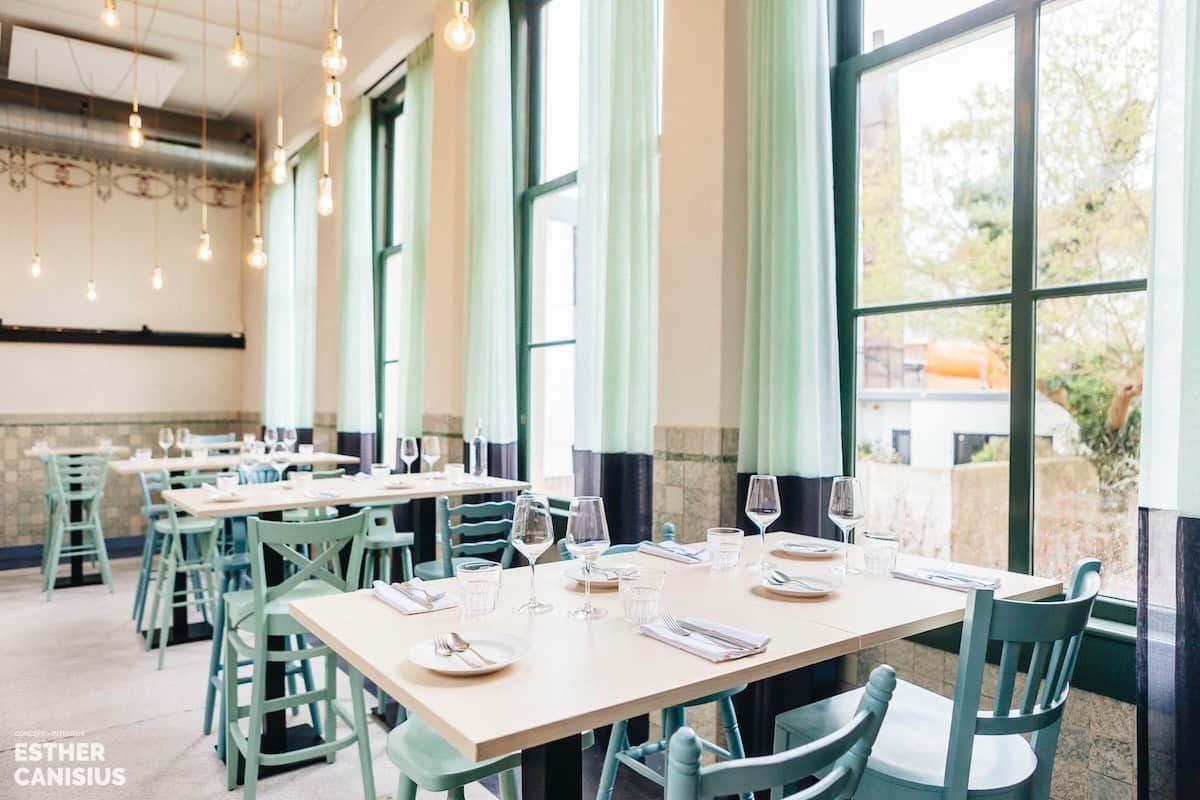 Prachtige gordijnen filteren het daglicht in dit restaurant in Dordrecht