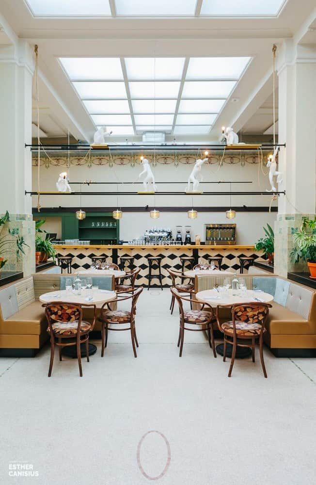 Prachtige lichtinval in het restaurant - interieurontwerp door Esther Canisius