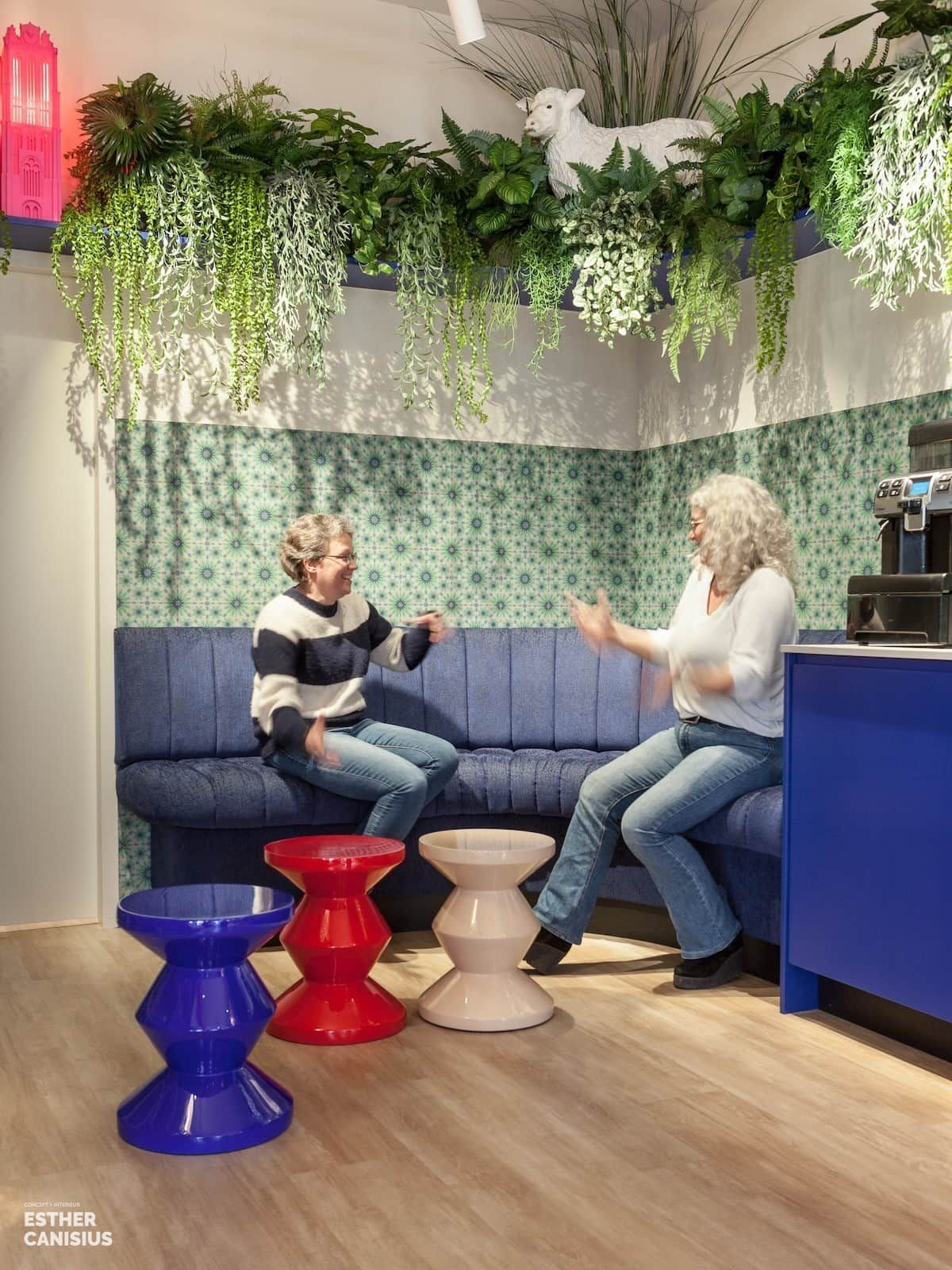 Koffiehoekje in de dordtse winkel van Hallo Dordrecht