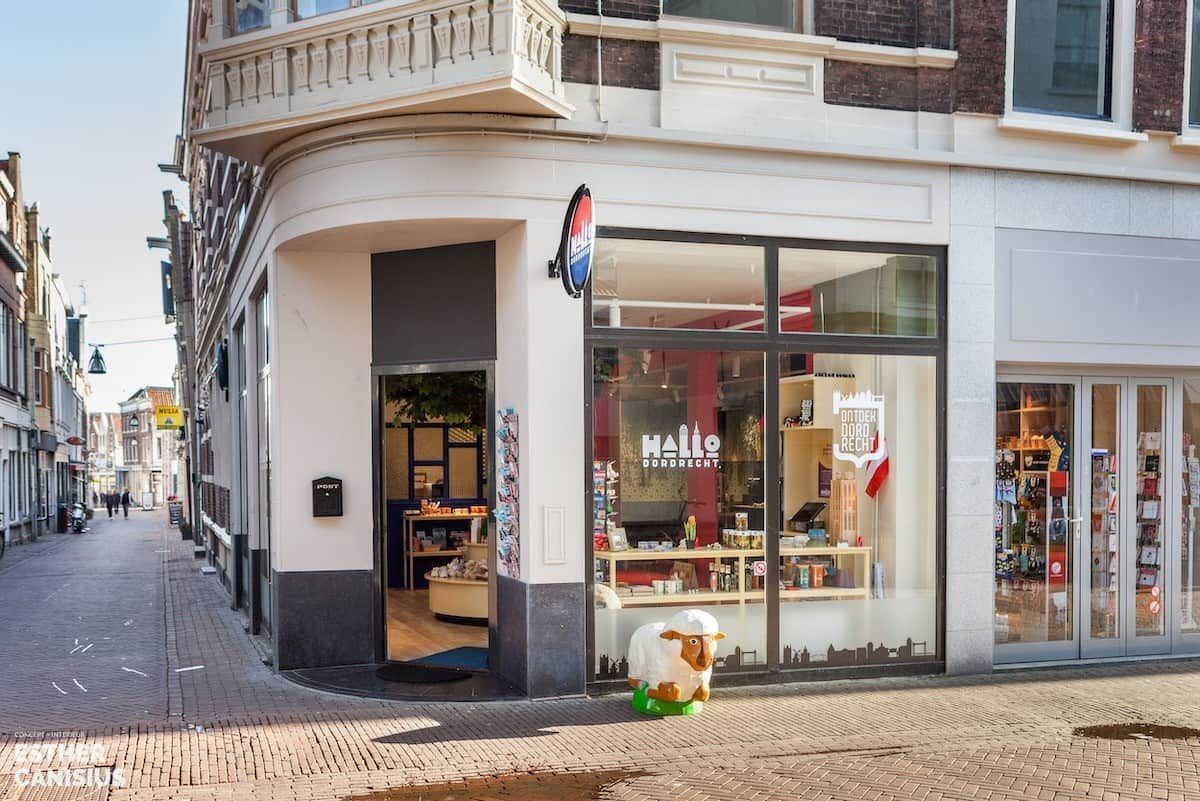 Souvenirwinkel in monumentaal pand in Dordrecht