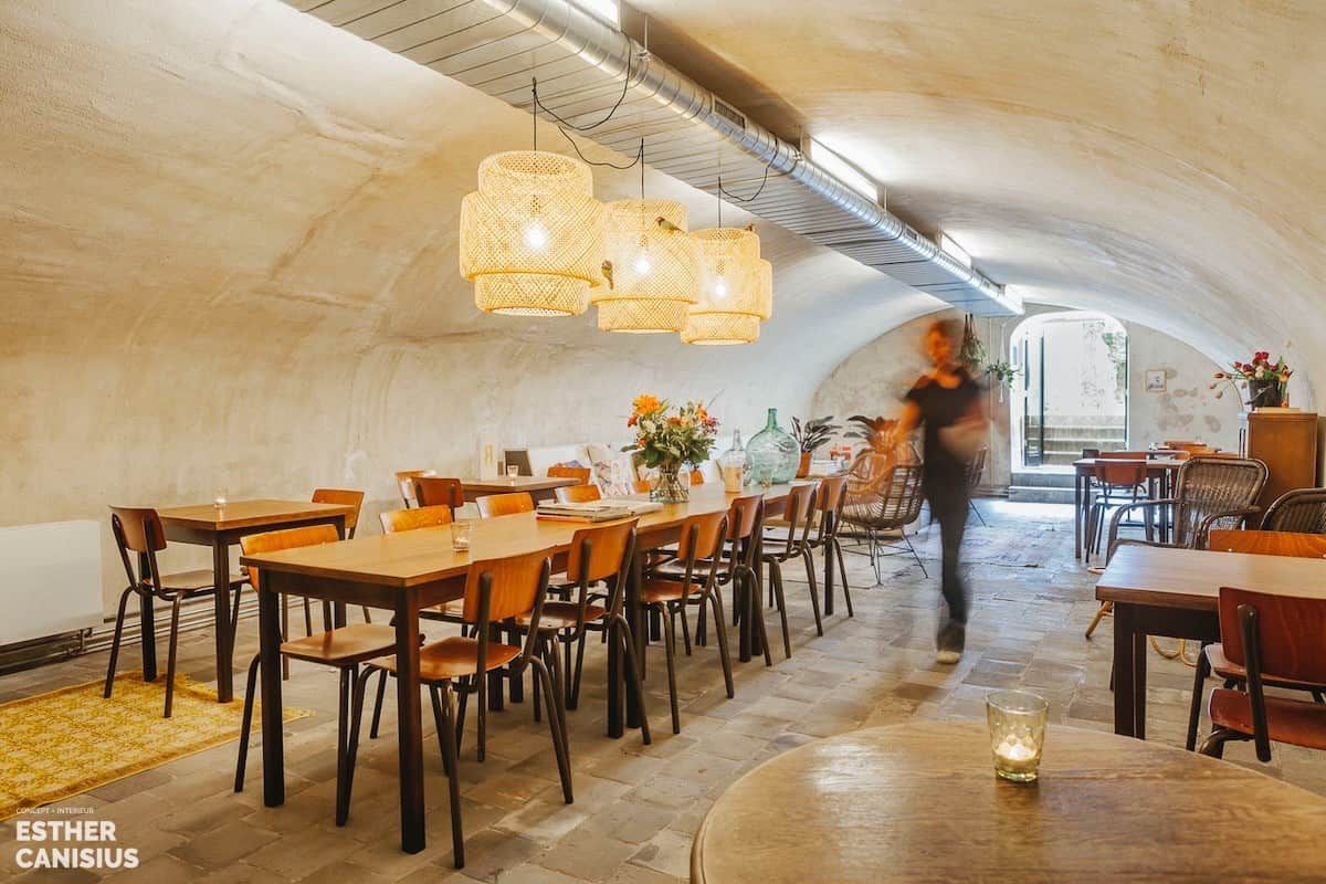 Leestafel in cafe in restaurant in Dordrecht - ontwerp van Esther Canisius