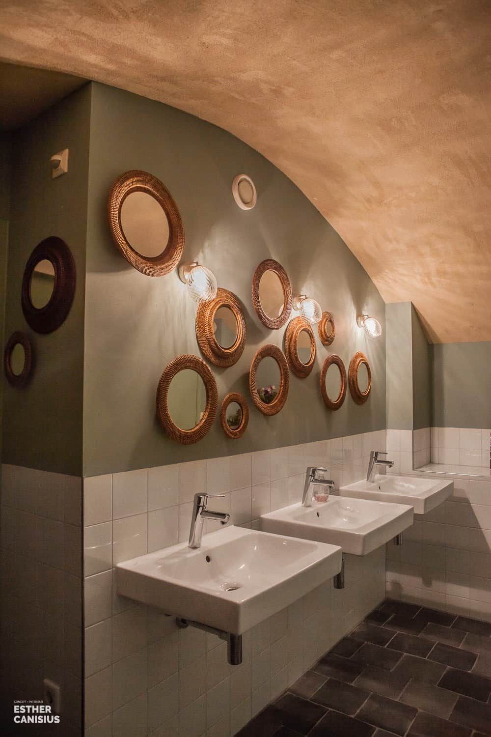 Toiletgroep in het cafe zijn onderdeel van het interieurontwerp van Esther canisius
