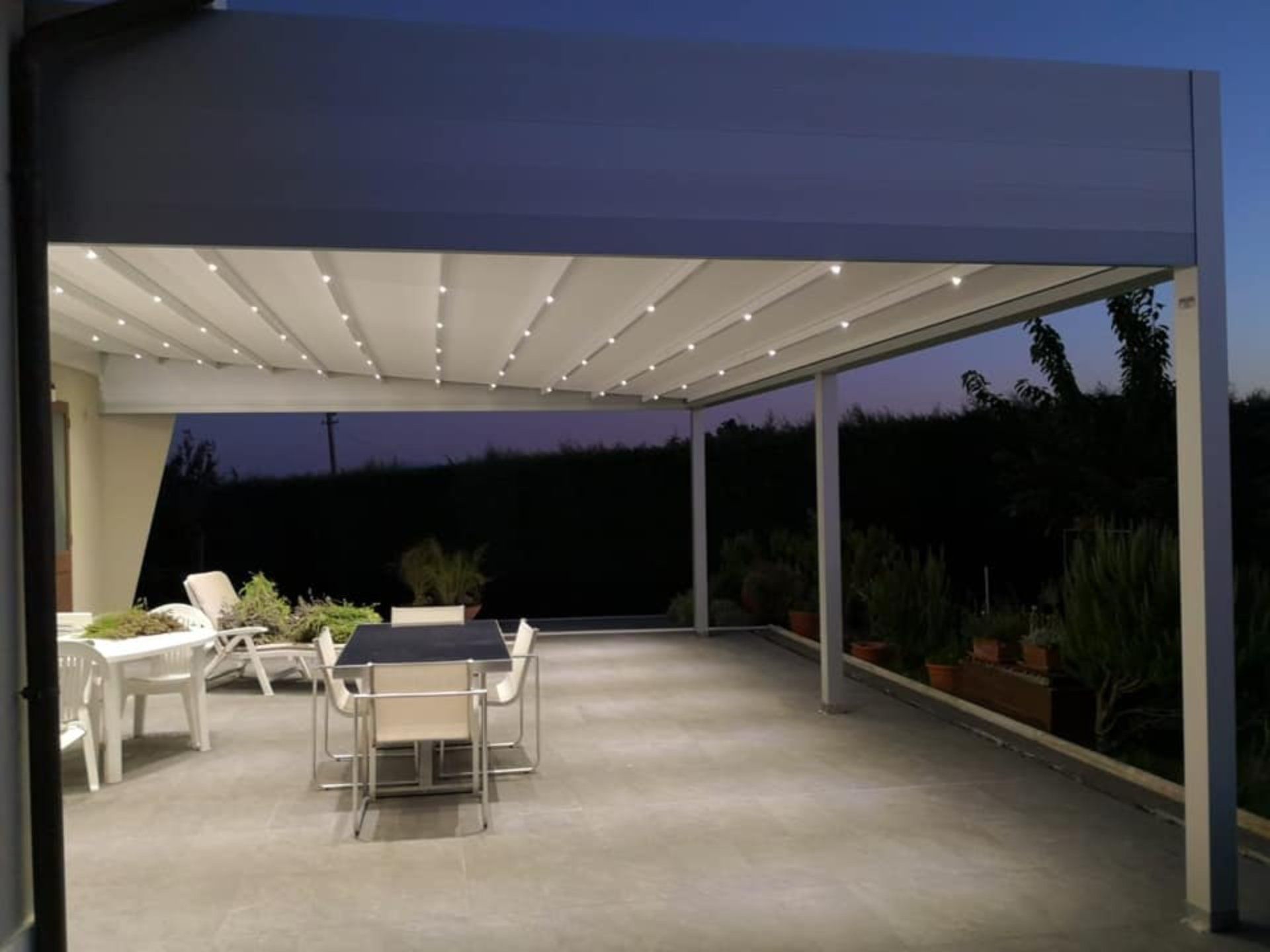 Pergotenda con illuminazione