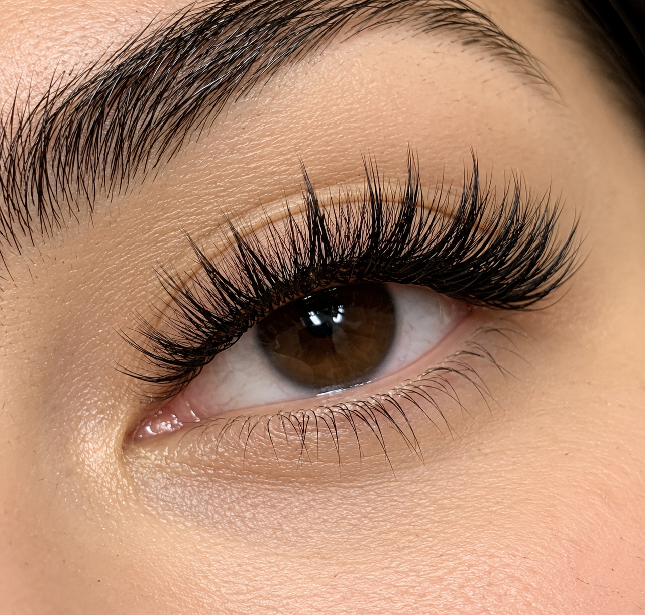Hybrid eyelash extensions with textured length and soft fullness