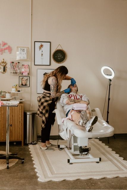 Beauty professional providing a personalized salon and spa treatment in Springfield, MO.