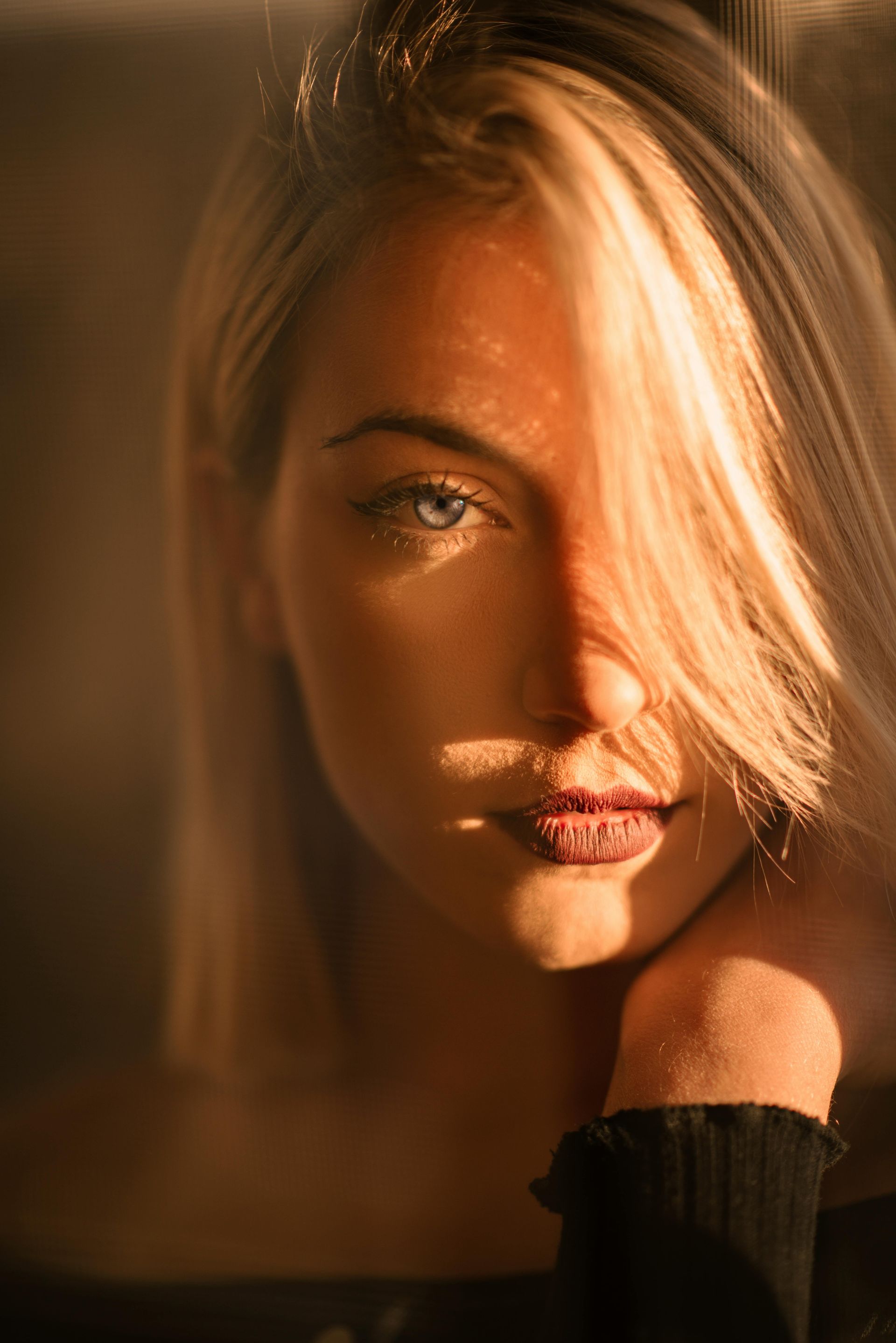 Girl posing for photoshoot with sun shining on her | engagement and photoshoot hair and makeup springfield MO