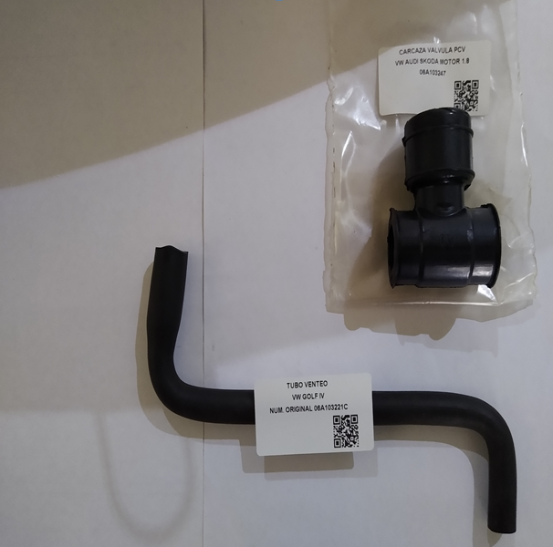 Manguera de goma negra y conector en T con etiquetas de producto adjuntas, sobre fondo blanco.