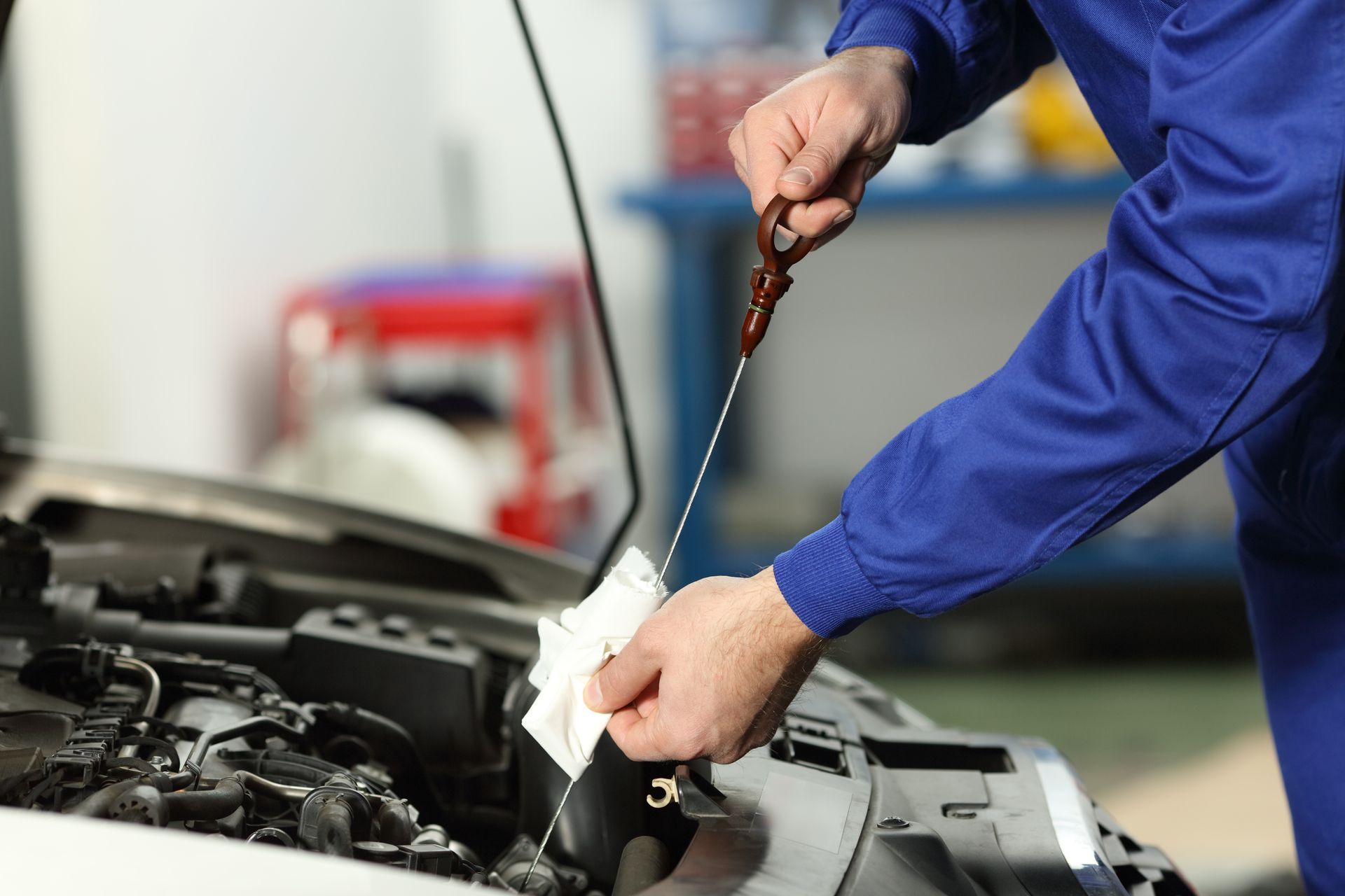 Mechanic maintaining the car and changing the oil | Experienced Automotive