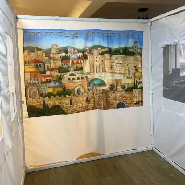 בד סוכה איכותי עליו מודפס ציור קיר מרהיב של העיר העתיקה בירושלים. עיצוב מסורתי ומרגש עבור משפחות המקימות סוכות בראש עין, זמין לרכישה דרך סוכות לנצח בראש העין.