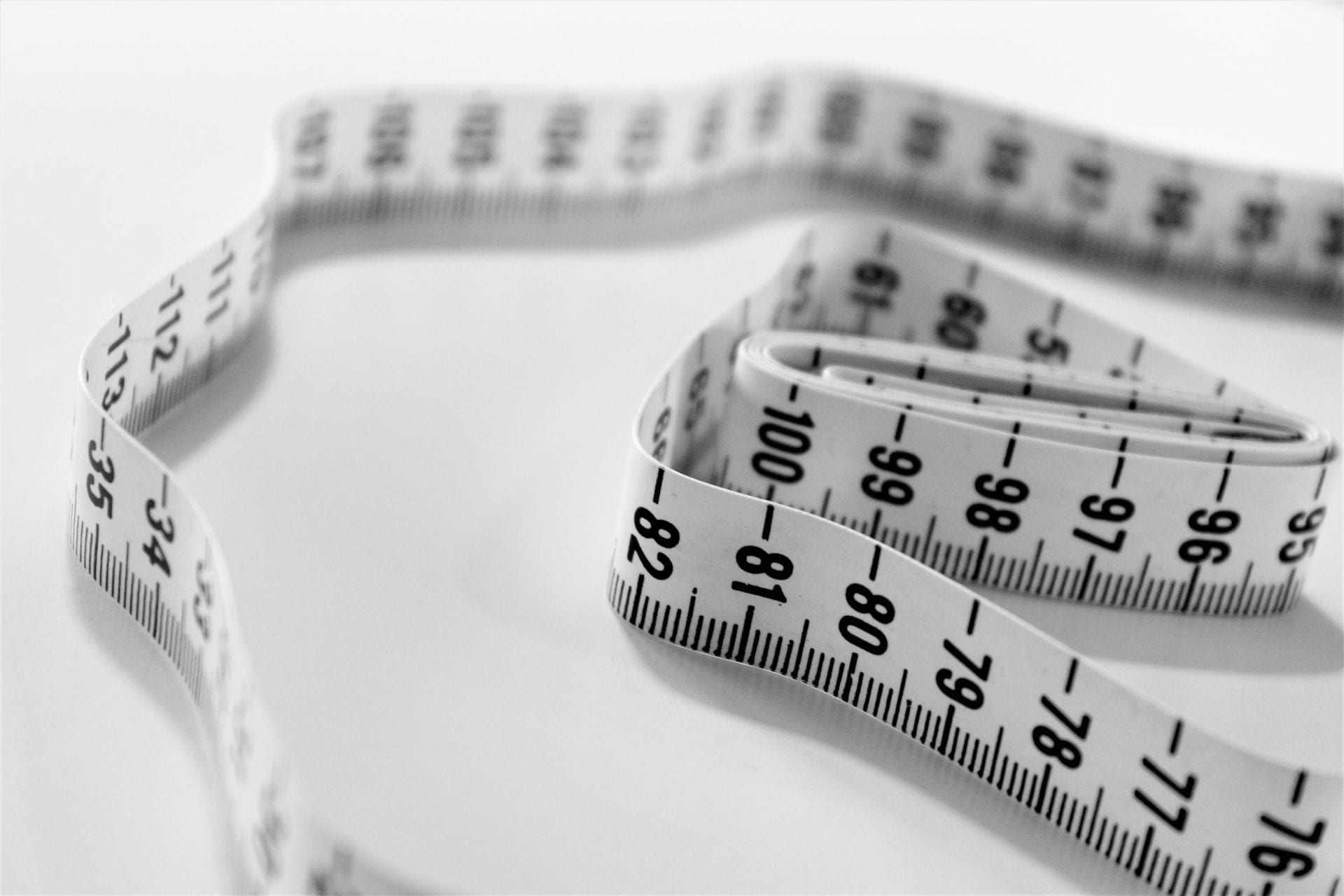 A white measuring tape with the numbers 1-7 on it