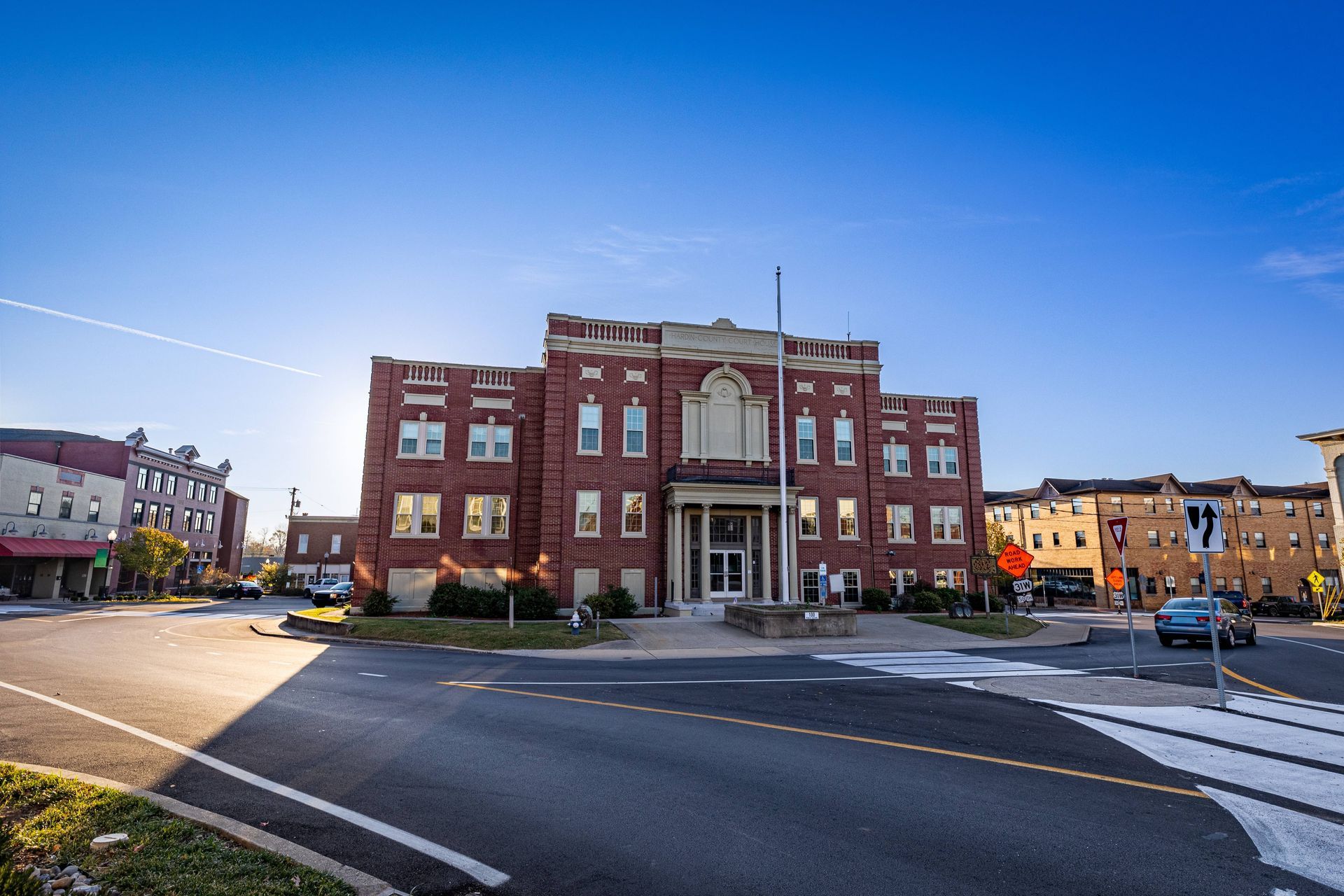 An image of the local courthouse in Elizabethtown, Kentucky, in the center of a traffic roundabout