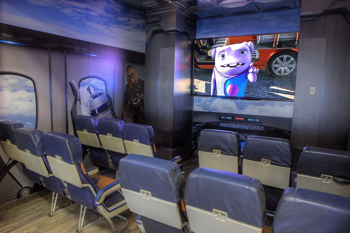 Avion Dental - San Antonio. A movie theater on an airplane with a cartoon on the screen.