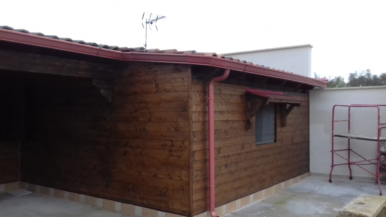 casa di legno rosso