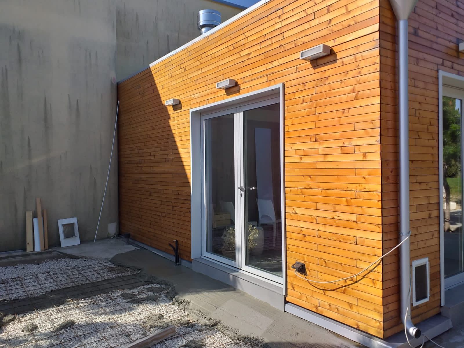 casa di legno con porta finestra