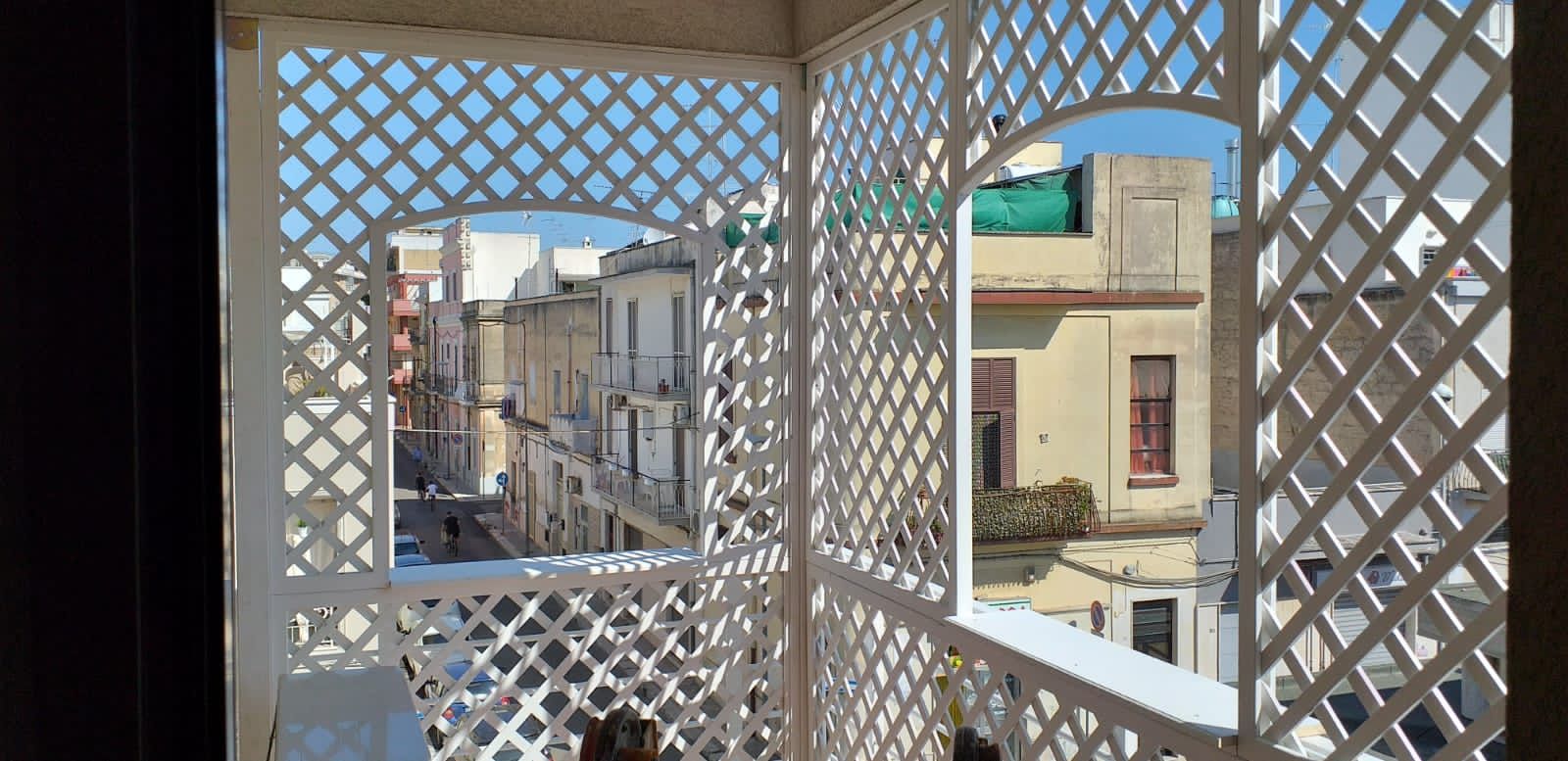 gazebo in legno bianco