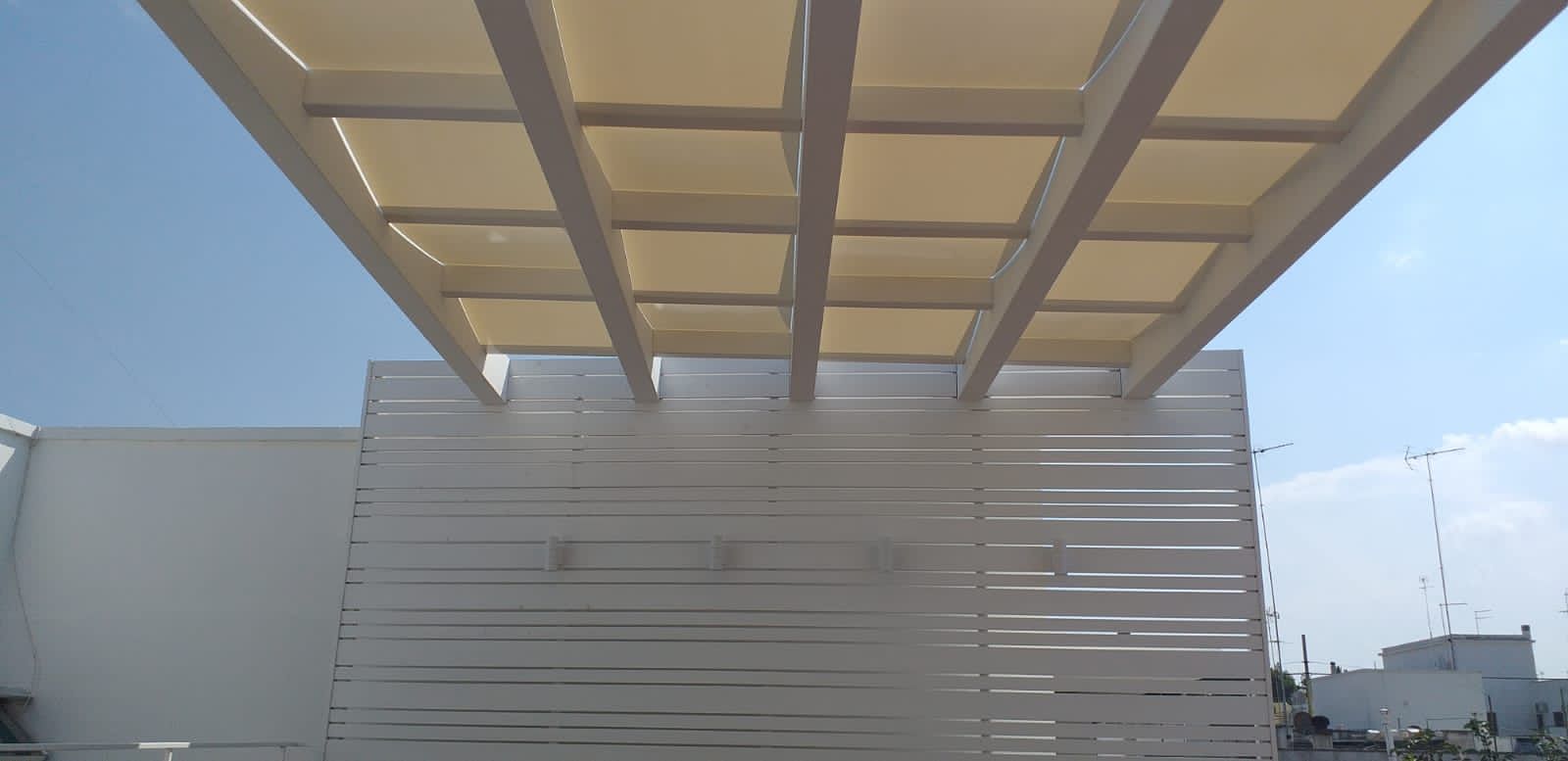 copertura in legno bianco