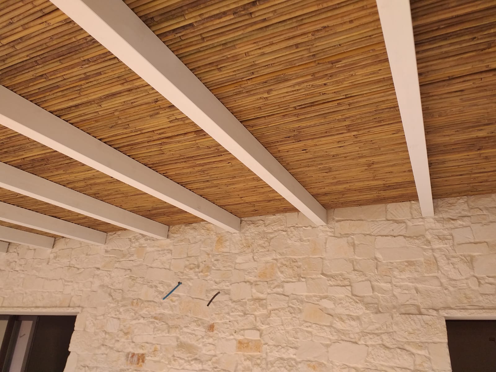 dettaglio di tetto in legno lamellare
