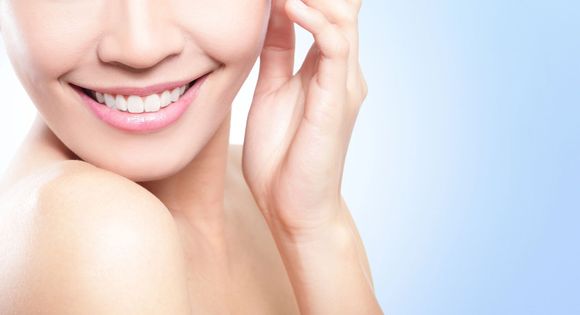 Primo piano di labbra e denti mentre viene rimosso un allineatore dentale trasparente