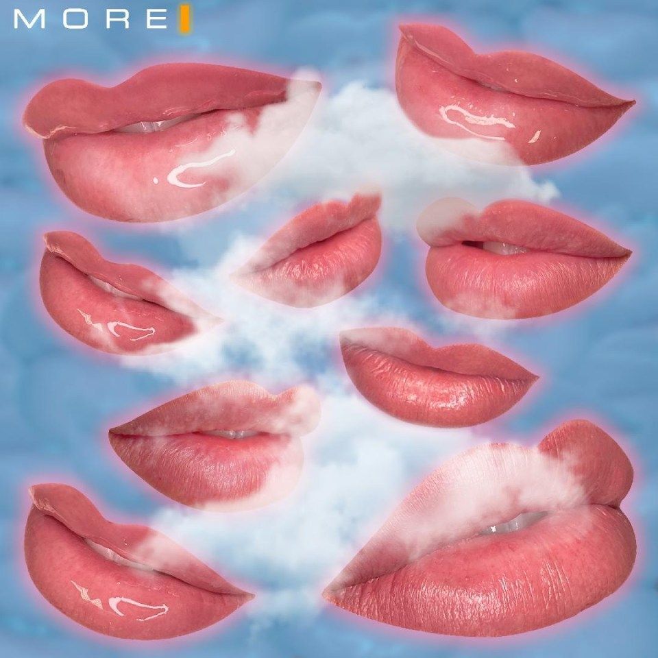 Collage di labbra rosa lucide su uno sfondo blu nuvoloso con la parola 
