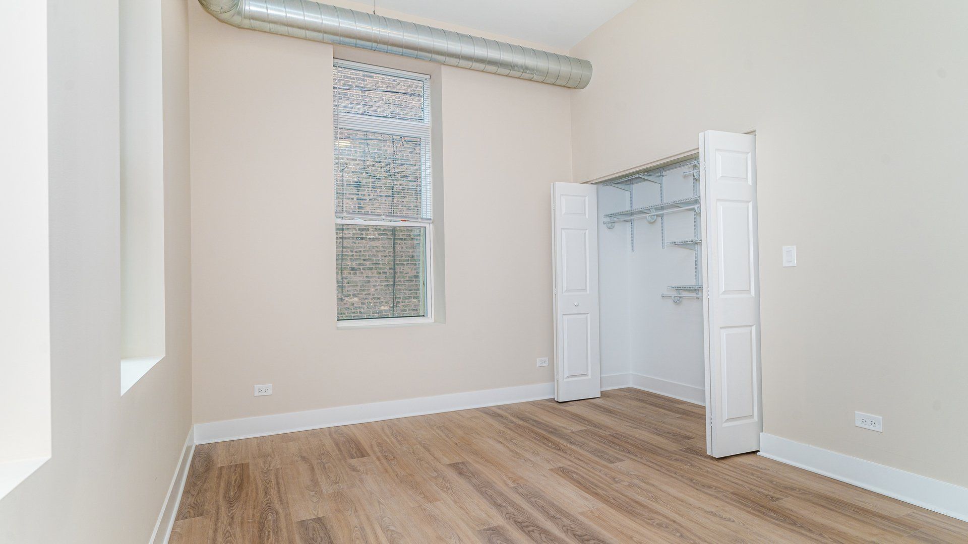 1447 W Superior Street Bedroom