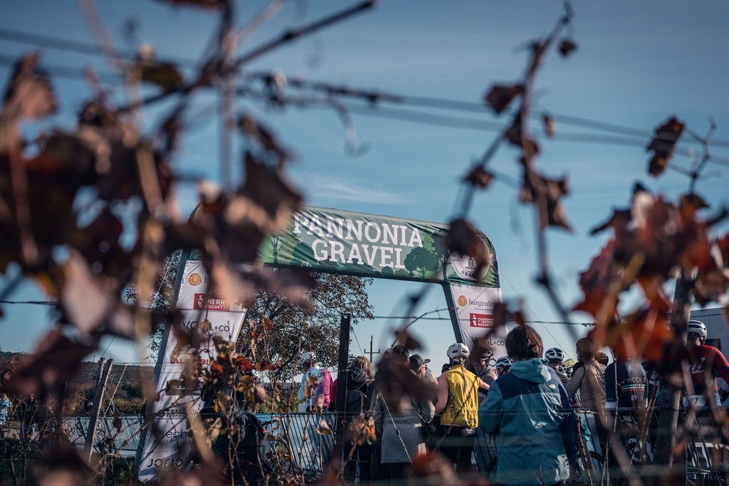 Menschen versammelten sich in der Nähe eines Schildes mit der Aufschrift „Pannonia Gravel“