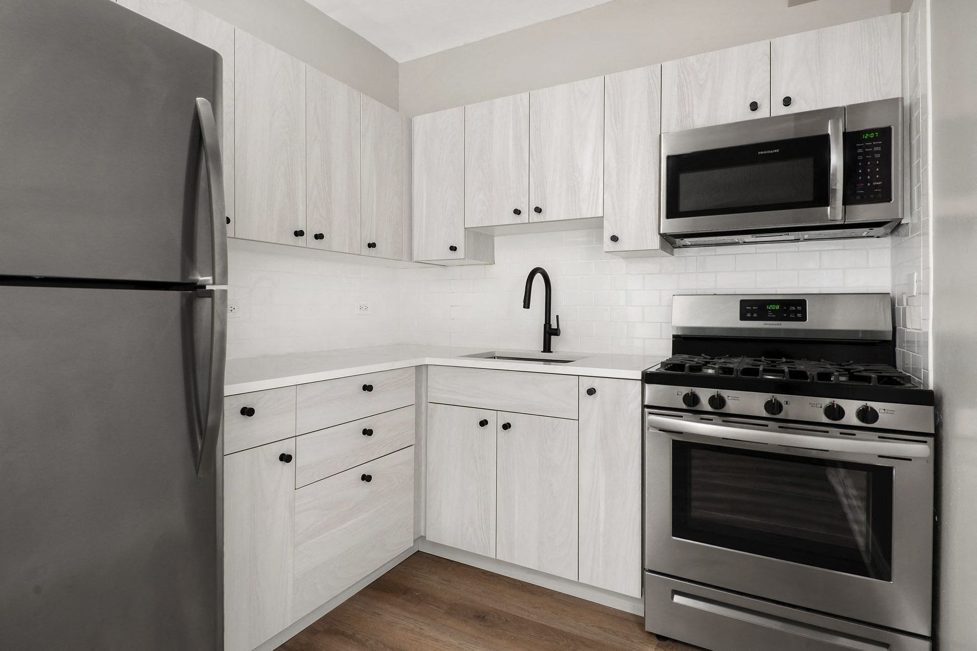 Kitchen Renovated 802 Chicago Apartment 60613
