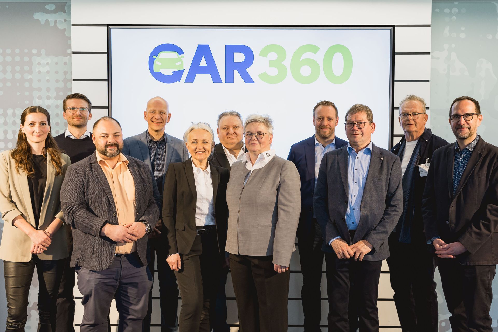 Gruppenfoto der Veranstalter der CAR360 mit Eva Amon, Steffen Petersson und weiteren Beteiligten. Foto: Stefan Bausewein.