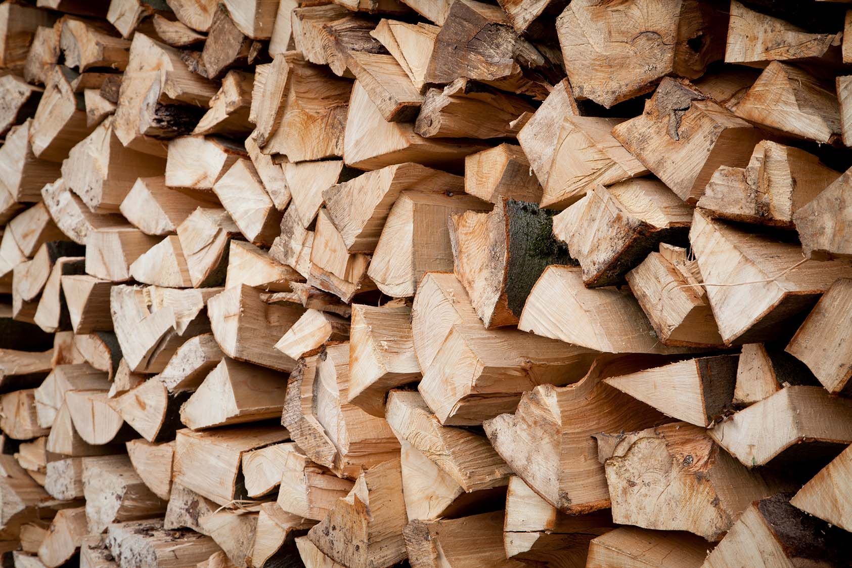 Ein Stapel gehacktes Holz ist übereinander gestapelt.
