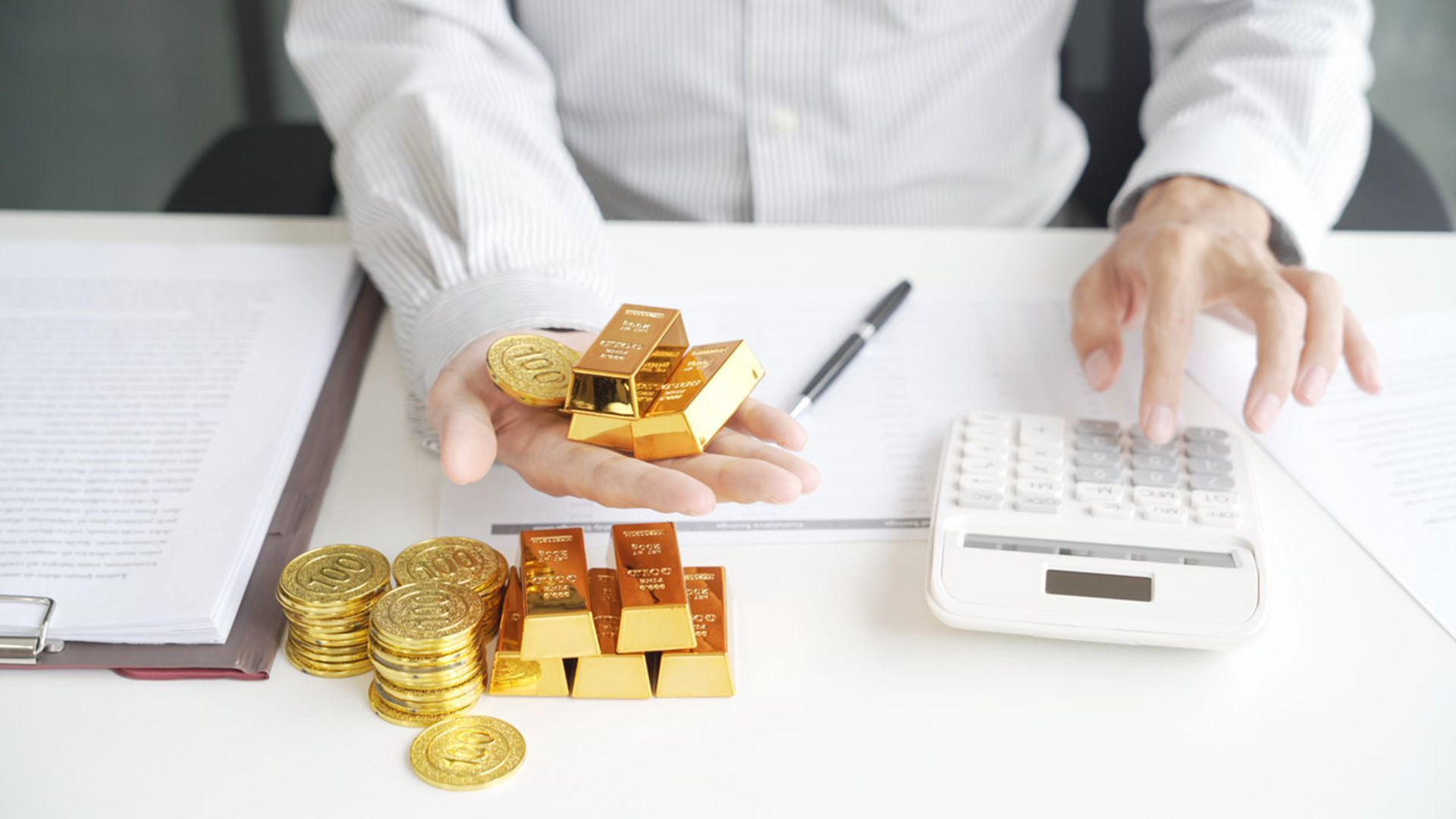 Weighing Gold before purchase