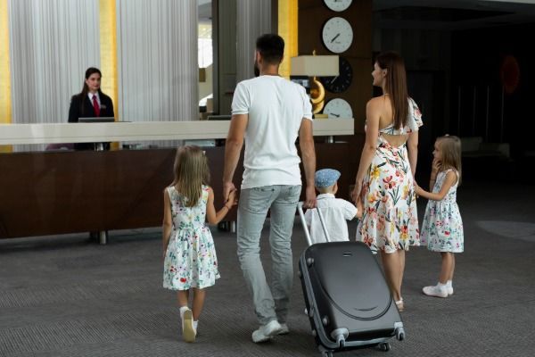 Recepción de HOTEL & SUITES MARROD con ambiente cálido y profesional