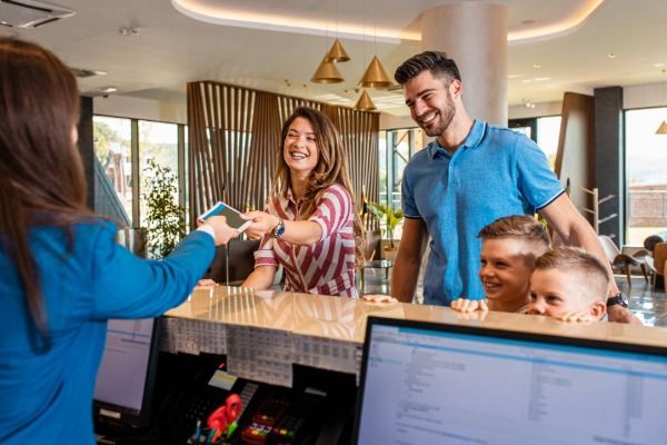 Acceso y estacionamiento de HOTEL & SUITES MARROD