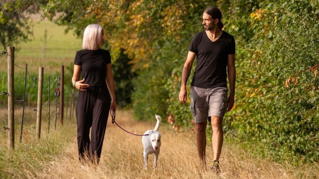 Frank Holzhauer Hundetrainer berät Kundin mit Hund Frank Holzhauer Hundetrainer berät Kundin mit Hund