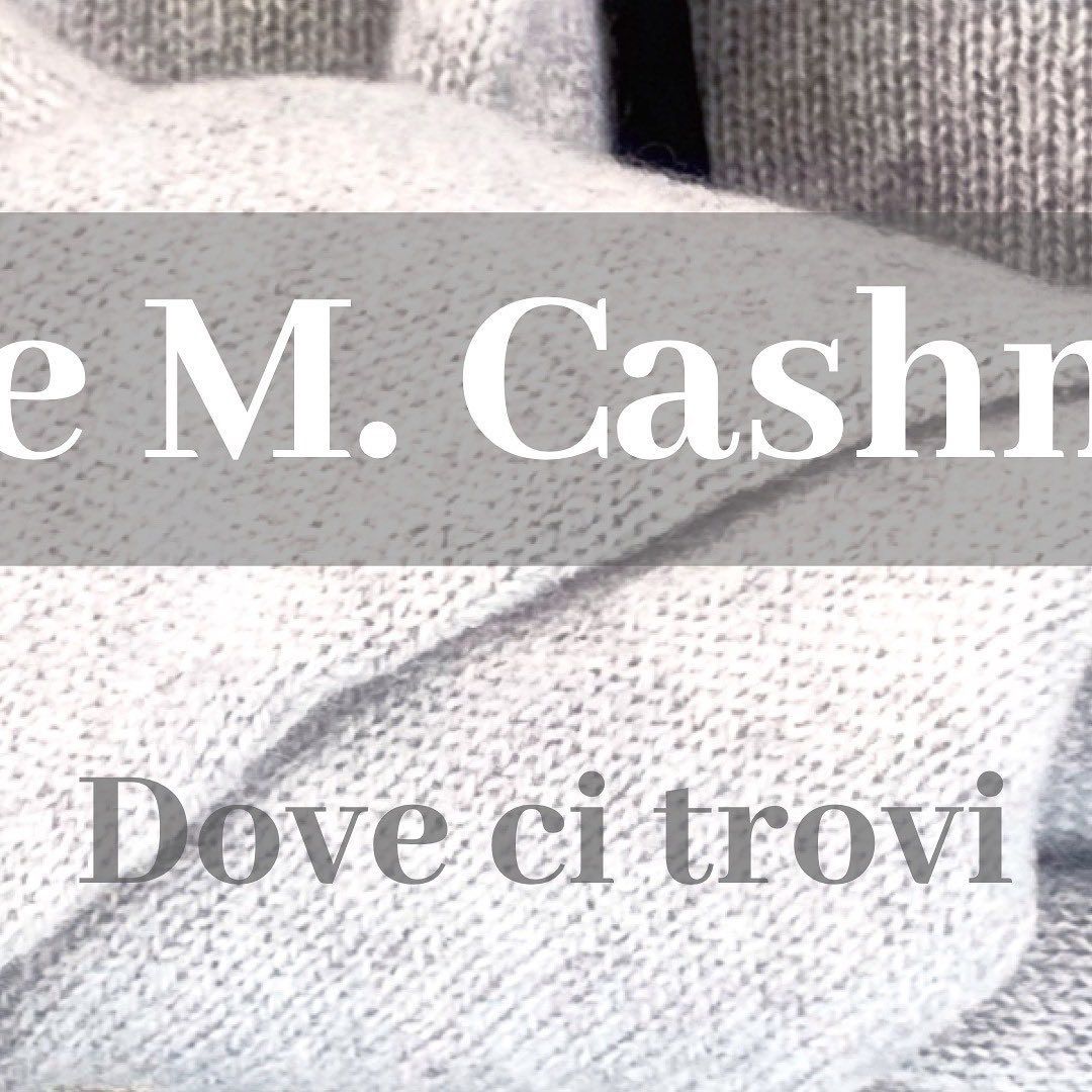 Testo sovrapposto su uno sfondo di tessuto a maglia grigio con le scritte “e M. Cashn” e “Dove ci trovi”.