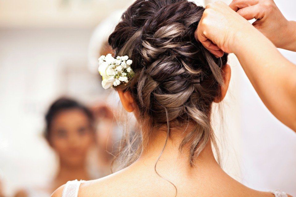 Realizzazione di acconciatura da sposa