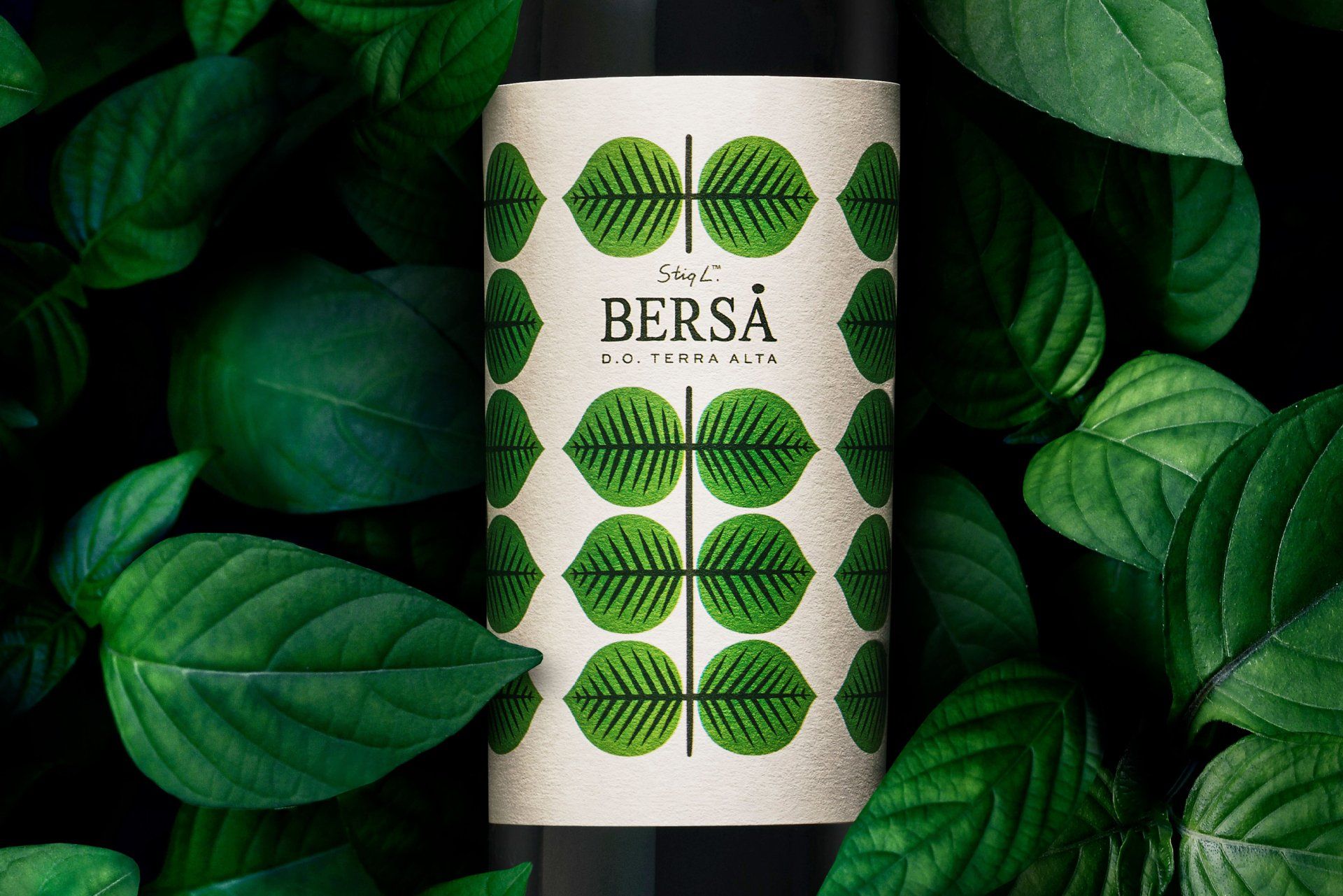 Wine bottle label, Berså, with green leaf pattern on cream background, surrounded by green leaves.