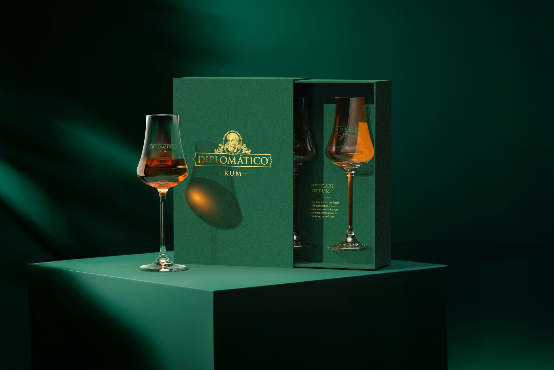 Diplomatico gift box with glasses containing rom liquid, on a green cube.