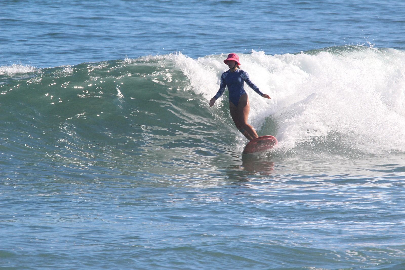 International longboard competition and ocean horizon