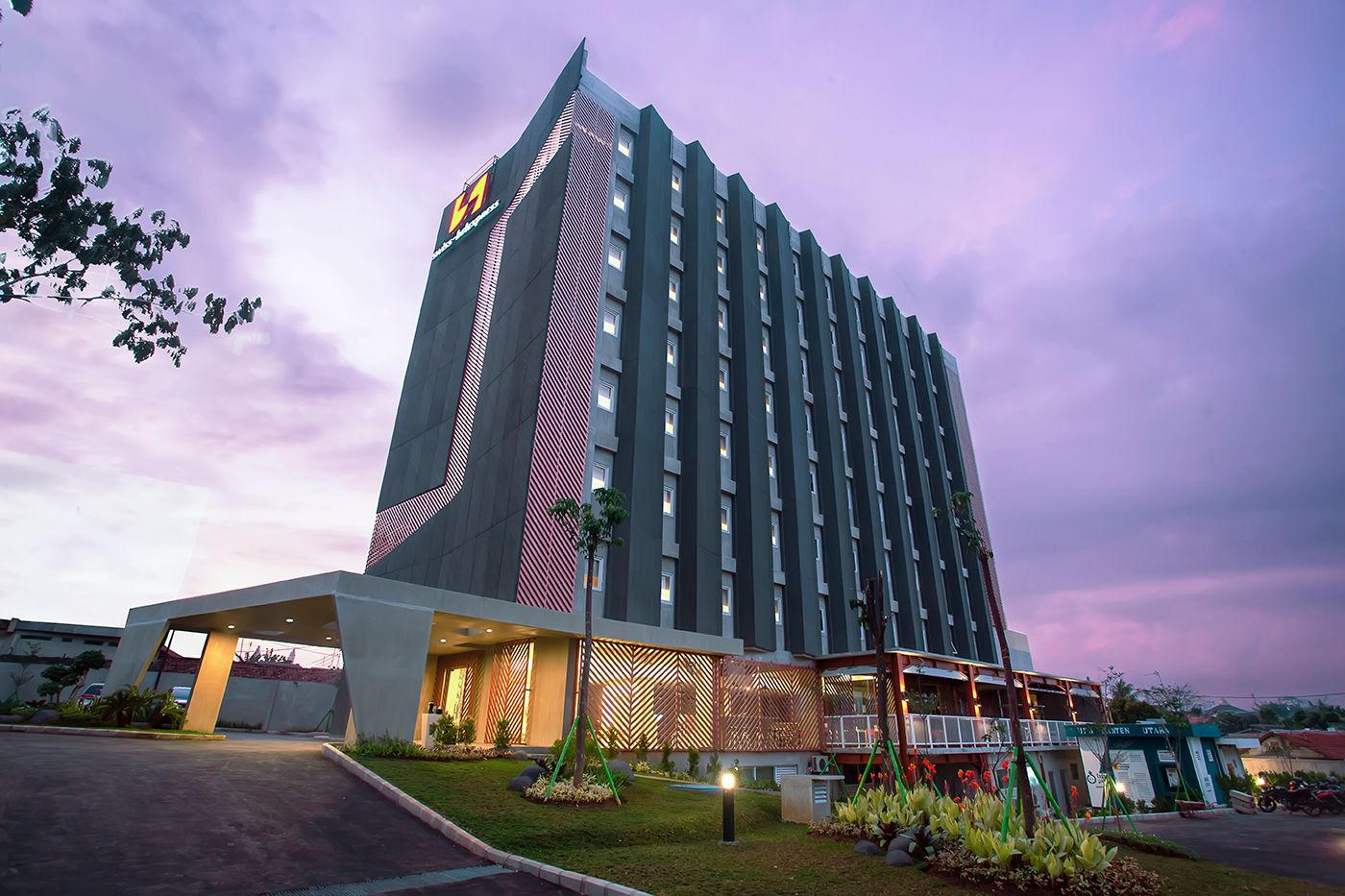 Swiss Belexpress Convenient Express - Swiss Belexpress Cilegon Facade 