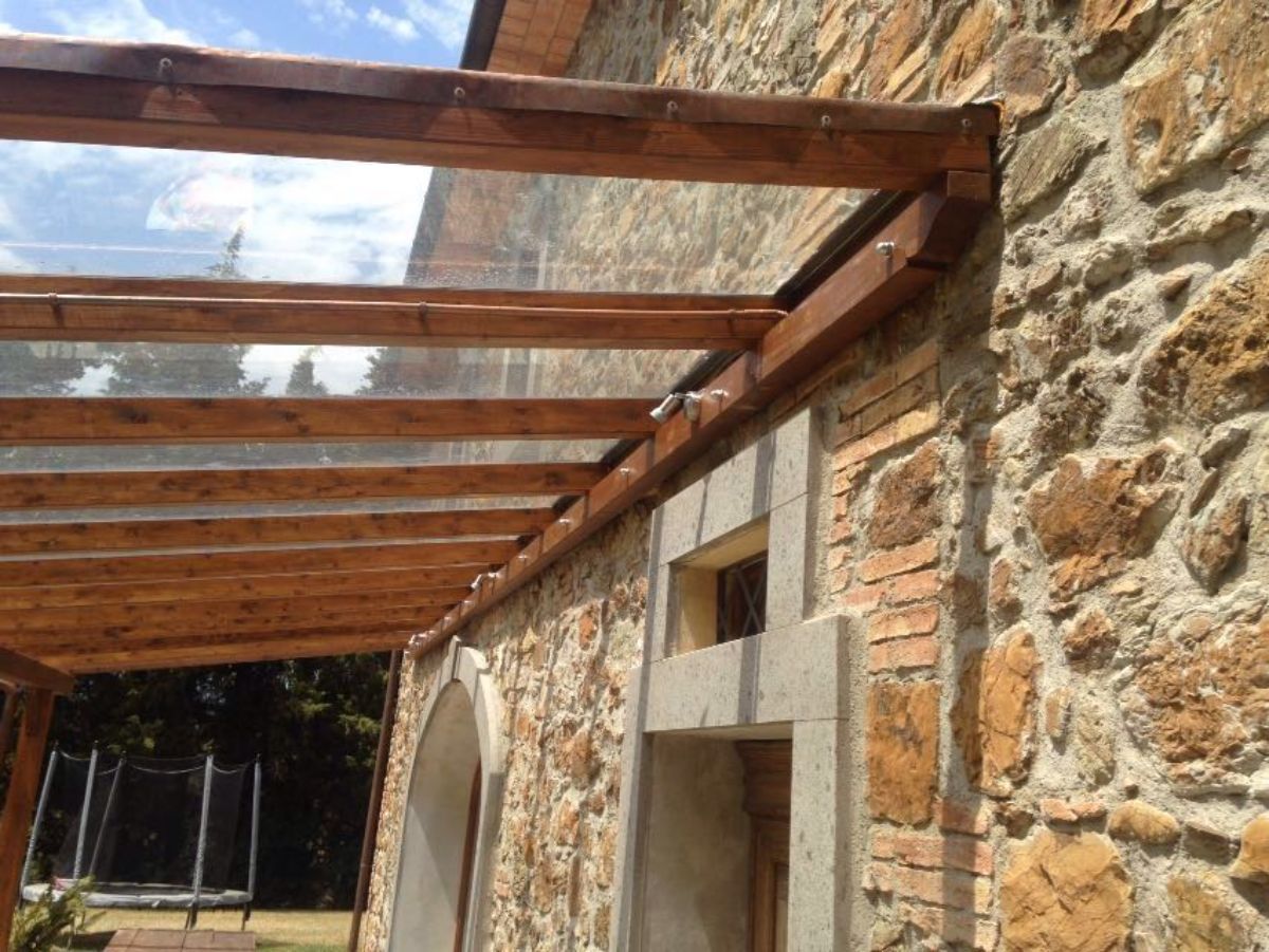 casa con pergola in legno e PVC