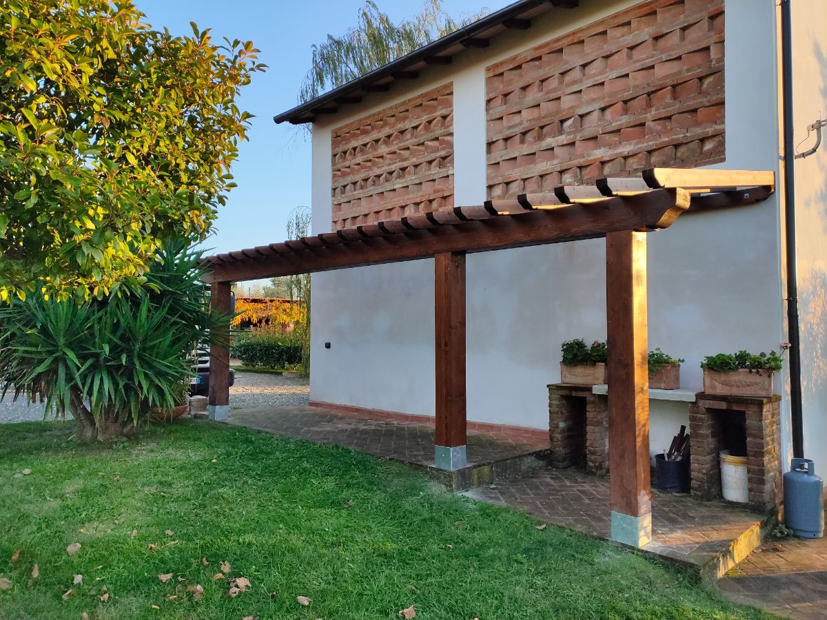 pergola in legno di una casa privata