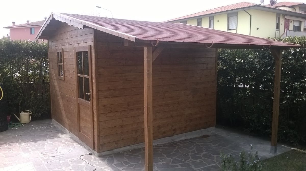casetta in legno con tettoia
