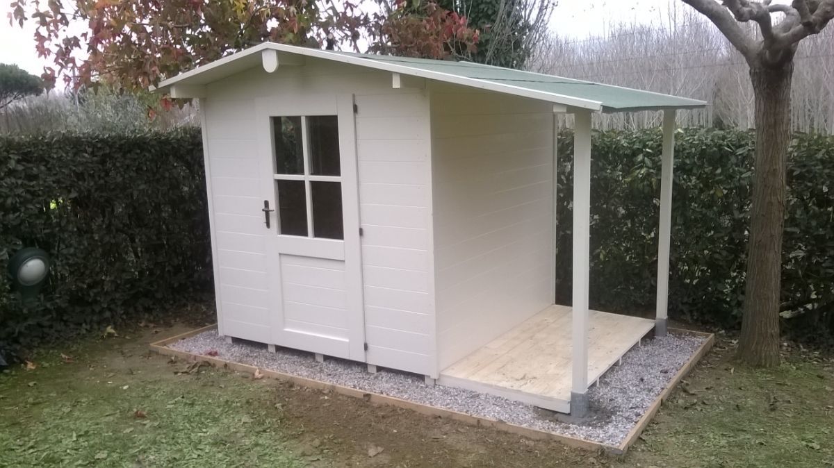 casetta bianca prefabbricata in legno